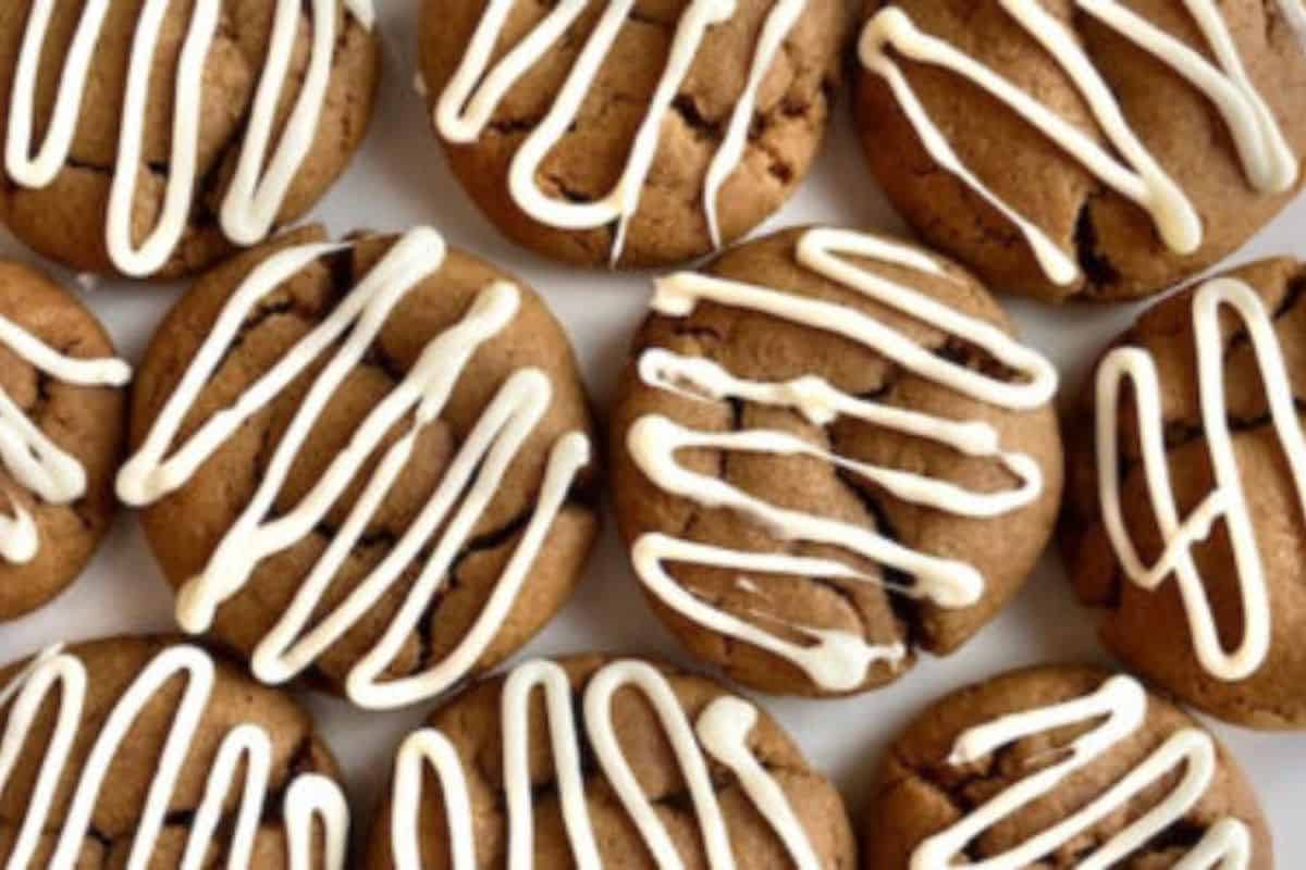 Fosted gingersnap cookies.