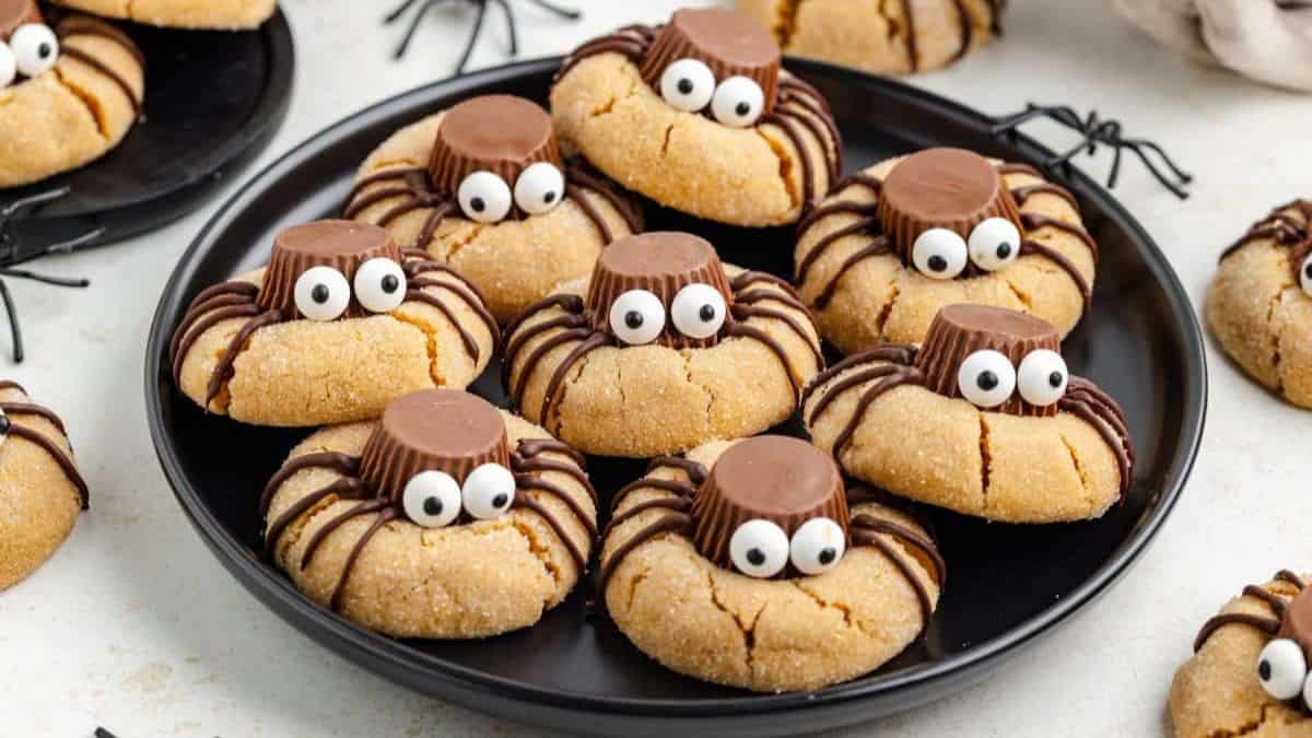 22 Spooky Halloween Cookie Recipes Perfect For Trick Or Treat Tables