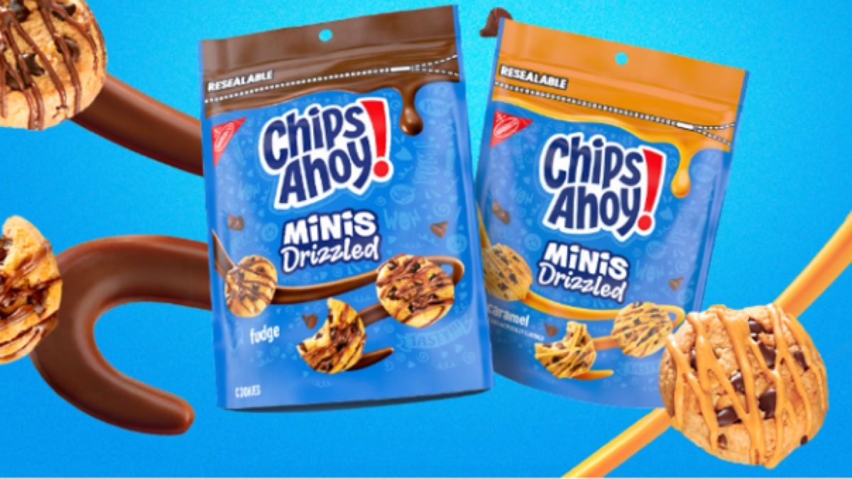 A brown Chips Ahoy! Minis Drizzled fudge pouch and an orange caramel pouch on a blue background, with mini chocolate chip cookies striped in fudge and caramel around them.